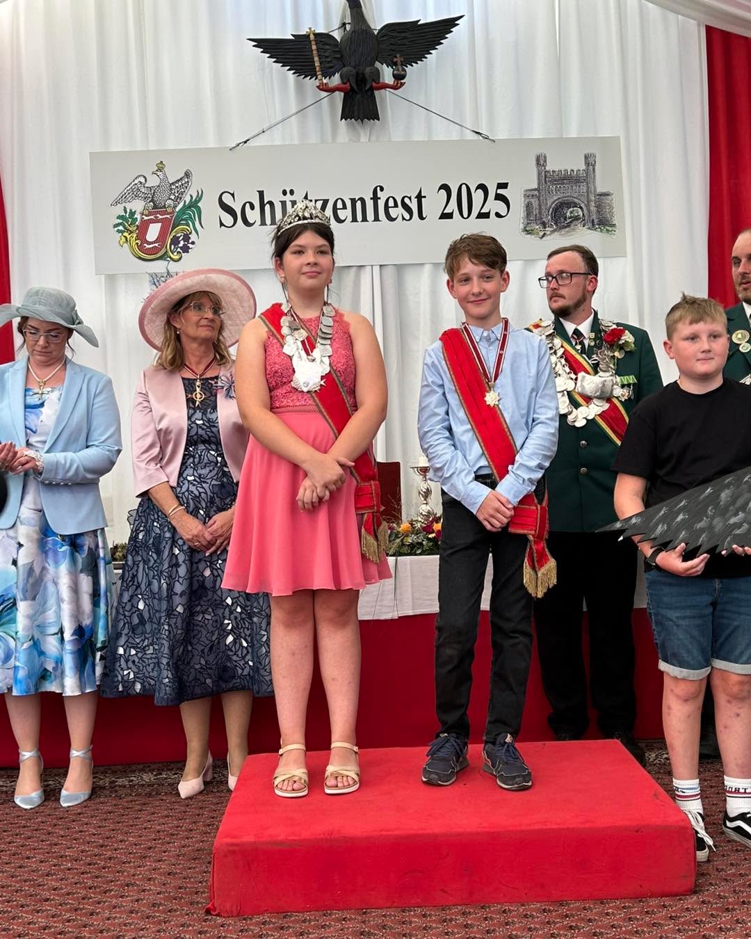 Unser Kinderkönigspaar Klara und Anton, sie leben hoch!
#schuetzenfestmeineleidenschaft #schuetzenfest #schuetzenfestwesel #schuetzenfestfeiern #schützenfestfeiern #schützenfestmeineleidenschaft #schützenfest #kinderschützenfest #kinderkönigspaar
