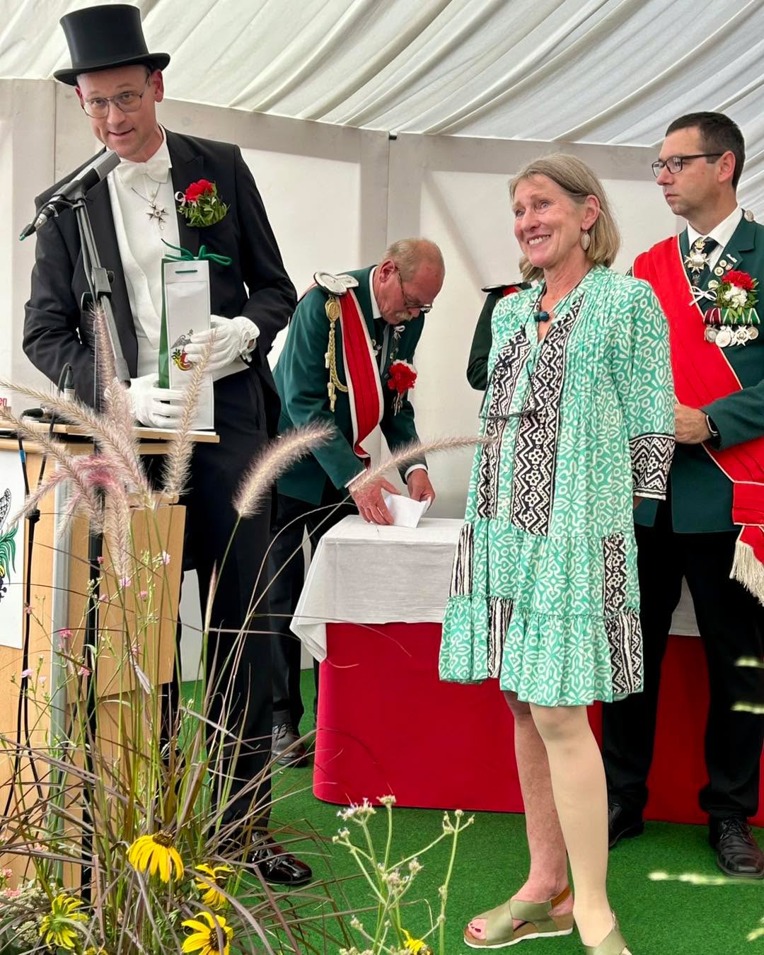 Liebe Birgit, vielen Dank für die 30 Jahre tatkräftiger Arbeit im Kinderausschuss.
Wir hoffen noch viele Jahre auf deine Unterstützung.