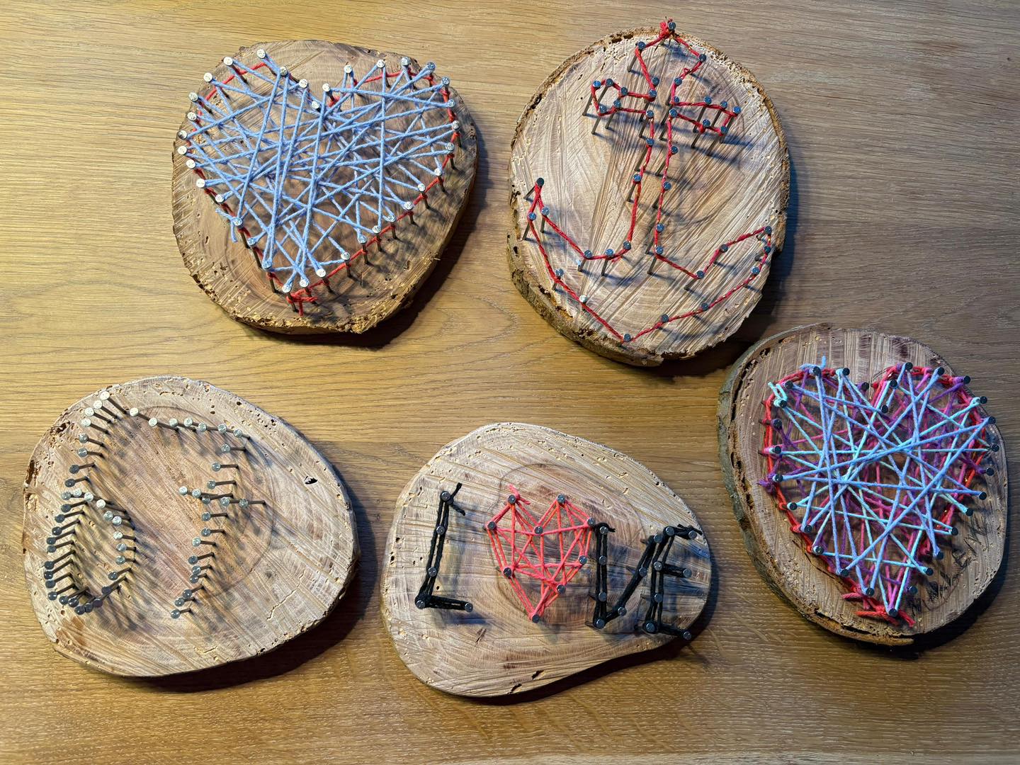 Hammer, Nägel, bunte Wolle – und ganz viel Kreativität: Unsere kleinen (und großen)  Künstlerinnen und Künstler haben sich bei der österlichen Bastelaktion richtig ausgetobt! 💪🎨
Und das Wichtigste: alle Daumen sind noch dran. Man munkelt, der ein oder andere Nagel hat sich freiwillig quer gestellt… aber das gehört schließlich zur Kunst dazu 😉
Hinterher wurde sich an der Feuerschale gewärmt. 
Danke an den Kinderausschuss für die tolle Organisation. 🫶

Vielen Dank, liebe Steffi für diesen Beitrag!

#bürgerschützenverein #wesel #schützenleben #schützenverein #osterfeuer #kinder